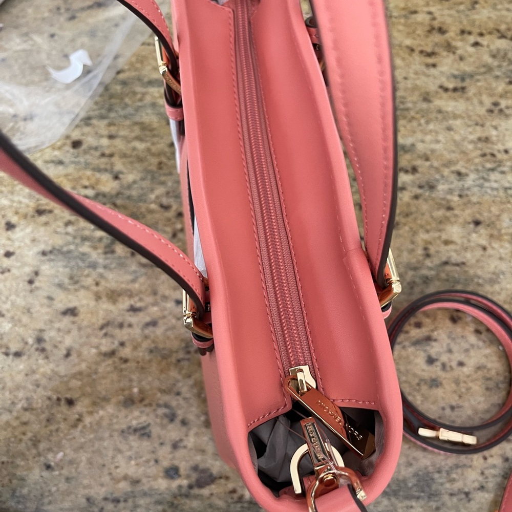 New mk ๐ jet set travel carry all tote - Picture 4 of 9
